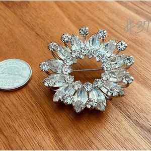 Broche vintage en pierres du Rhin. Vintage rhinestone brooch.